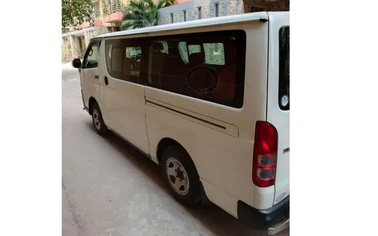 Toyota HiAch 2018 Back Image