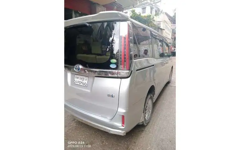 Toyota NOAH 2018 Back Image